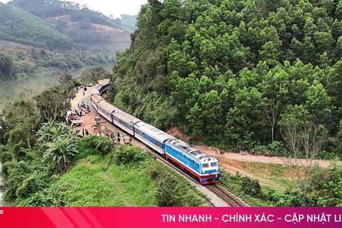 Kiểm soát chặt, đảm bảo an toàn đường sắt sau sự cố lật tàu hàng