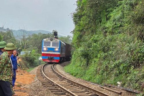 Thông tuyến đường sắt Bắc-Nam sau vụ tàu hàng lật nghiêng do va xe tải