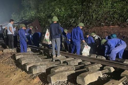 Trắng đêm thông tuyến đường sắt Bắc - Nam sau tai nạn