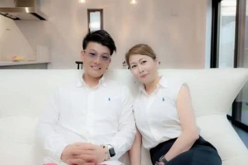 Chàng trai cưới mẹ của bạn cùng lớp vì 'yêu từ cái nhìn đầu tiên'