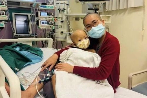 Netizen mỉa mai khi mẹ Bắp cạo trọc đầu vì thương con