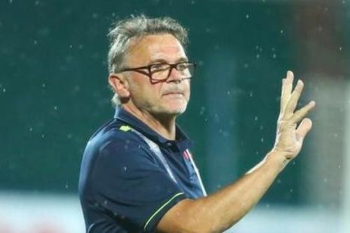 Gáo nước lạnh cho HLV Troussier