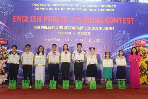 Trao giải Hội thi hùng biện tiếng Anh cấp tỉnh năm học 2024 - 2025
