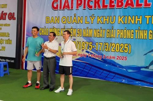Cặp đôi Công ty Hoàng Anh và cộng sự giành giải nhất Giải Pickleball chào mừng kỷ niệm 50 năm Ngày Giải phóng tỉnh Gia Lai