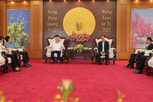 Phó Thủ tướng Nguyễn Hòa Bình và đoàn công tác Chính phủ dâng hương Bác Hồ tại Phòng Truyền thống Đảng bộ tỉnh Lâm Đồng