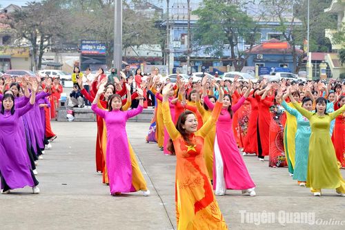 1.200 phụ nữ Tuyên Quang tham gia đồng diễn áo dài, giao lưu dân vũ