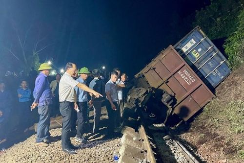8h sáng nay thông tuyến tàu Bắc- Nam sau sự cố lật tàu tại Hà Tĩnh