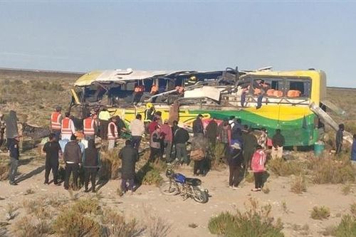 Xe khách lấn làn đâm vào xe chạy ngược chiều ở Bolivia, 37 người chết