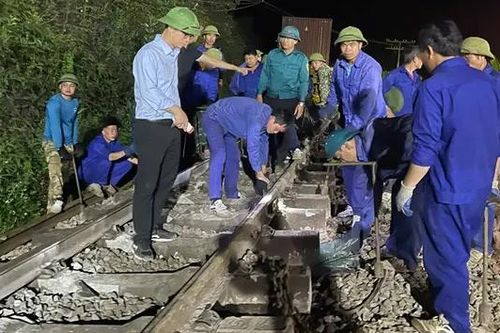 Đường sắt Bắc - Nam thông tuyến sau vụ lật tàu tại Hà Tĩnh