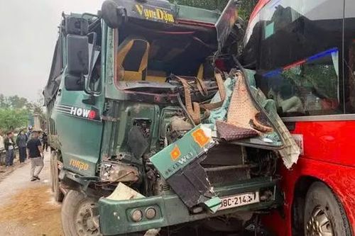 Xe khách đầu đấu xe tải, hàng chục hành khách hoảng loạn