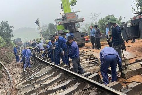 Sự cố lật tàu tại Hà Tĩnh: Dự kiến 7-8h sáng 2/3 trả lại đường an toàn