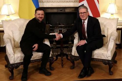 Ông Zelenskiy được chào đón nồng nhiệt ở Anh sau khi bị Mỹ 'lạnh nhạt'