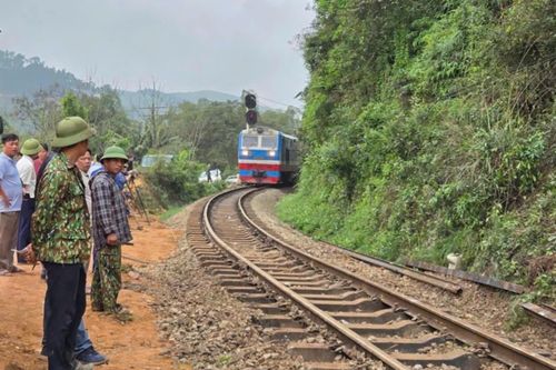 Thông tuyến đường sắt Bắc - Nam sau sự cố lật tàu ở Hà Tĩnh