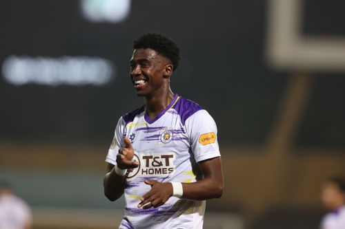 Thắng kịch tính Đà Nẵng, Hà Nội FC lên nhì bảng