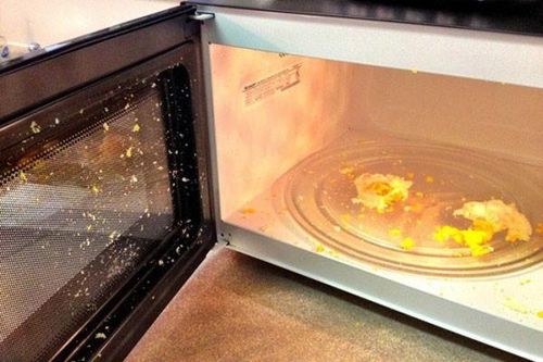 2 cách dễ nhất vệ sinh lò vi sóng cực sạch, cực nhanh, nhất là khi trời nồm ẩm