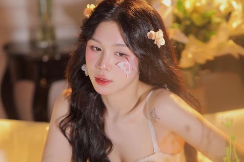 Hot girl đấu kiếm đón sinh nhật gợi cảm