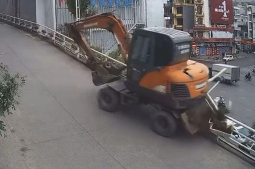 Khoảnh khắc máy xúc chết máy, lật xuống kè ở Hạ Long
