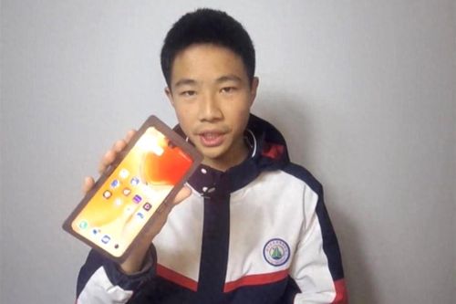Nam sinh Trung Quốc tự chế điện thoại gập độc lạ, Vivo cũng vào khen