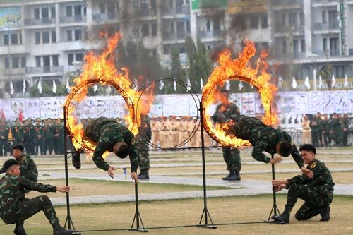 Chiến sĩ nhảy qua vòng lửa, phô diễn kỹ năng khí công