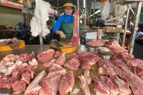 Thịt heo chạm mốc 200.000 đồng/kg ngoài chợ, dự báo còn tăng tiếp