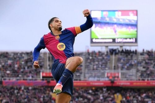 Đại thắng Sociedad với một thống kê khủng khiếp, Barcelona chiếm ngôi đầu bảng La Liga