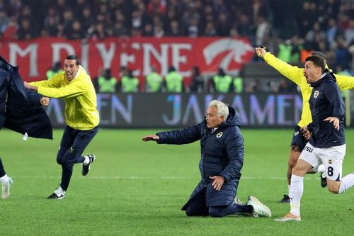 Jose Mourinho vẫn đặc biệt và gây tranh cãi trên đất Thổ