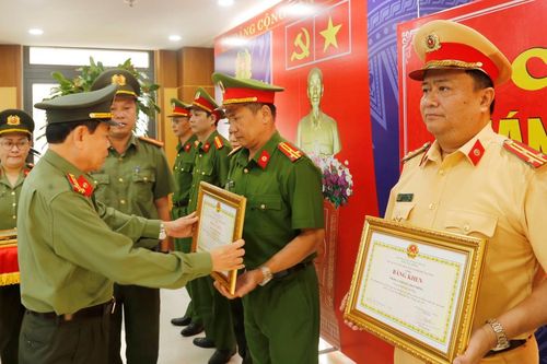 Công an TP Đà Nẵng trao thưởng cho các tập thể, cá nhân có thành tích xuất sắc trong công tác