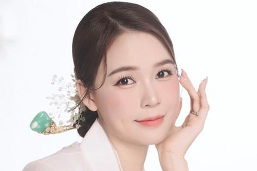 'Hot girl' đình đám một thời Sam khoe nhan sắc không tì vết bên cạnh hai nhân vật đặc biệt