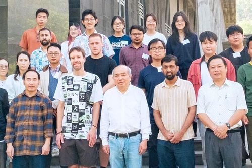 Hơn 30 nghiên cứu sinh tham gia 'trại huấn luyện' vật lý, vũ trụ