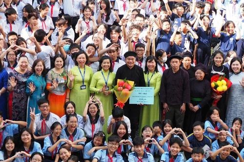 Học sinh TPHCM giao lưu với người dân thôn Làng Nủ