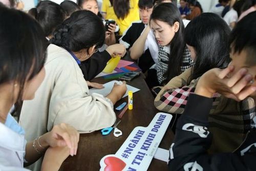 Huế: Hơn 1.300 học sinh THPT tìm hiểu thực tế về môi trường đại học và định hướng nghề nghiệp tương lai.