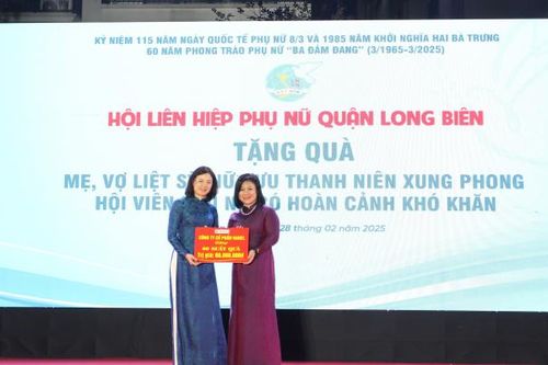 Hanel giao lưu và tặng quà chương trình 'Sáng mãi truyền thống Ba đảm đang' quận Long Biên
