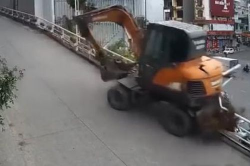 Quảng Ninh: Xe máy xúc rơi xuống bờ kè, tài xế tử vong