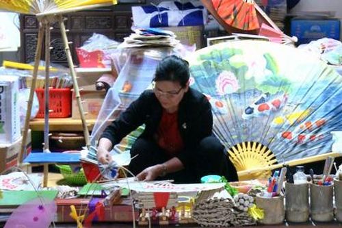 Đến Chàng Sơn xem nghệ nhân thổi hồn vào quạt giấy