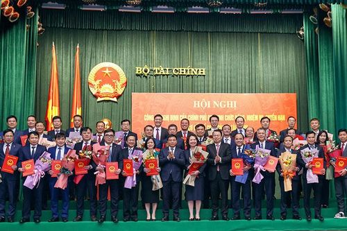 Ông Phạm Văn Hoành, Tổng Biên tập Tạp chí Tài chính làm Tổng Biên tập Báo Tài chính - Đầu tư