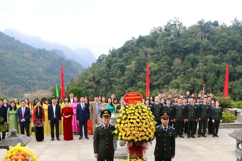 Cụm thi đua 7 tỉnh miền núi biên giới phía Bắc dâng hương tại Đền thờ Chủ tịch Hồ Chí Minh ở xã Trường Hà