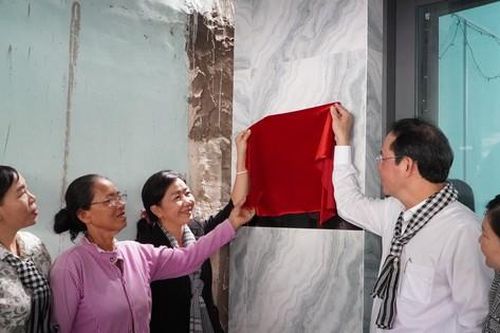 Cụ bà hơn 80 tuổi hết cảnh thức đêm chống dột, tát nước