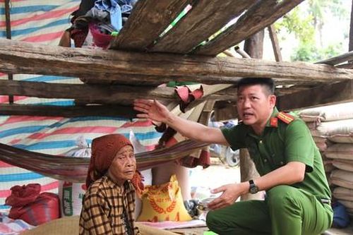 Trưởng Công an xã bỏ tiền túi xây nhà cho hộ nghèo