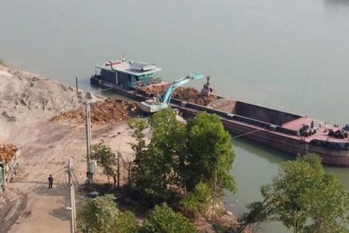 Bãi tập kết cát trái phép tại Gia Lâm: Nguy cơ cho nhà máy nước sạch sông Đuống