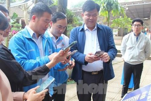 Tỉnh Đoàn Hòa Bình trao quà tặng, phần việc hơn 1,5 tỉ đồng phát động Tháng Thanh niên