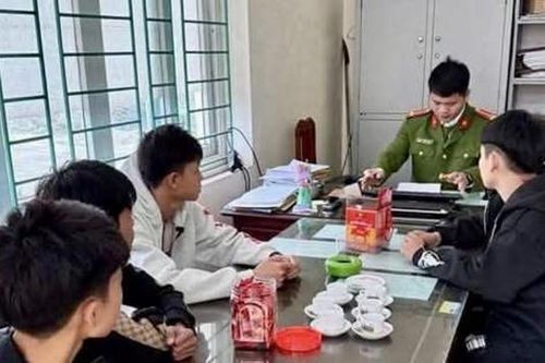 Triệu tập nhóm đối tượng dùng kiếm chặt biển số xe máy của người dân