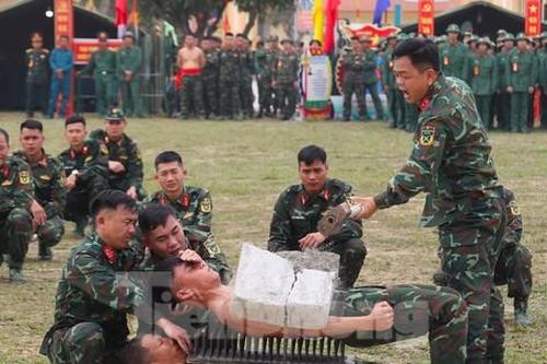 Xem lính đặc nhiệm dùng răng kéo ô tô, nằm trên bàn chông phá đá