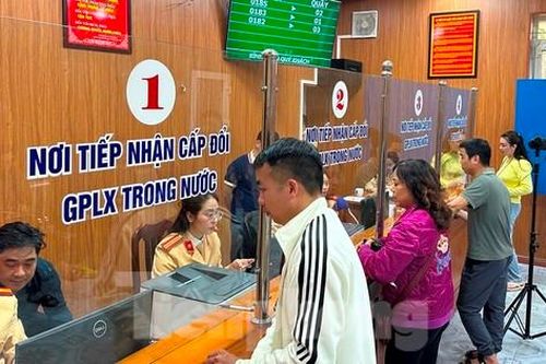Phòng CSGT lập 9 'cửa' tiếp nhận, cấp đổi GPLX để giảm quá tải