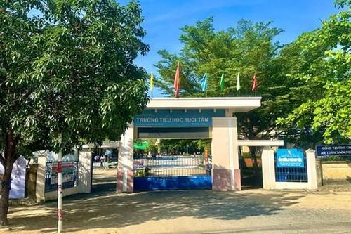 Đóng góp 'tùy tâm' ít nhất 100 nghìn đồng để sửa chữa khuôn viên trường