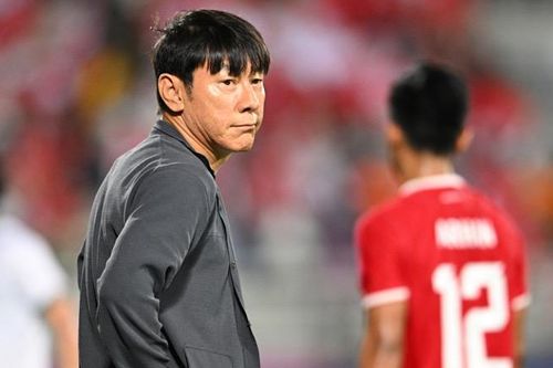 HLV Shin Tae-yong dẫn dắt Hoàng Đức, Quang Hải đấu MU?