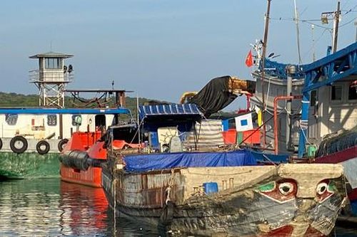 Bắt tàu không số chở hơn 10 tấn đường lậu trên biển