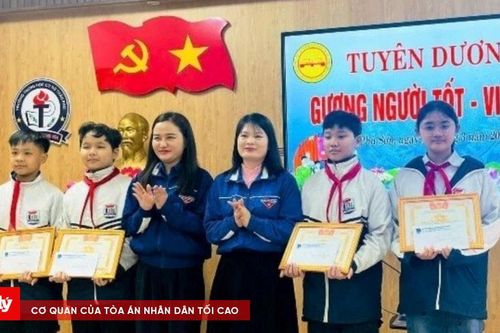 Tuyên dương 4 học sinh nhặt được hơn 40 triệu đồng, trả lại người đánh rơi