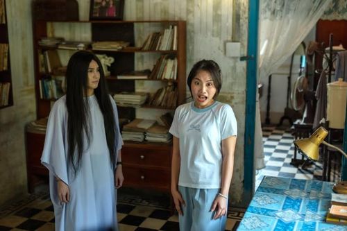 'Nhà gia tiên' đạt doanh thu 'khủng', đè bẹp phim 'Anh trai say hi'
