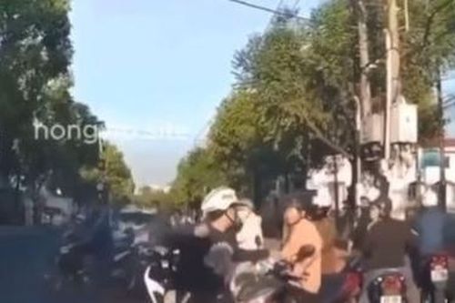 Nam thanh niên đánh tới tấp người đàn ông sau va chạm giao thông