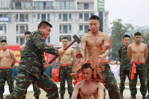Chiến sĩ 'mình đồng da sắt' dùng yết hầu đẩy xe cả tấn